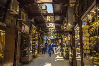 Trablus altın piyasası (Souk Al-Harajb), Trablus, Lübnan'daki antik pazar dükkanlarında altın takı 