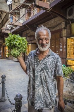 Trablus altın piyasası (Souk Al-Harajb), Trablus, Lübnan'daki antik pazar sebze satan adam 