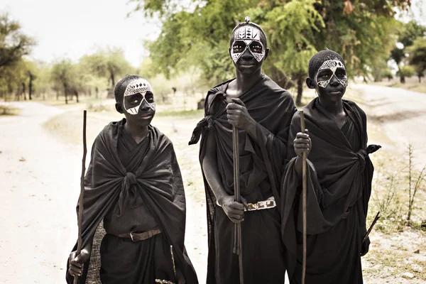 Masai savaşçıları geleneksel siyah beyaz yüz boyama, Arusha, Tanzanya ile portresi