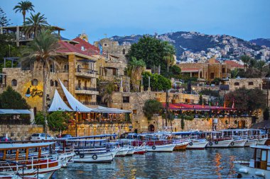Byblos, Lübnan - Ekim 2018: Tarihi evleri ve tekneler Byblos, Lübnan eski liman 