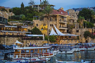 Byblos, Lübnan - Ekim 2018: Tarihi evleri ve tekneler Byblos, Lübnan eski liman 