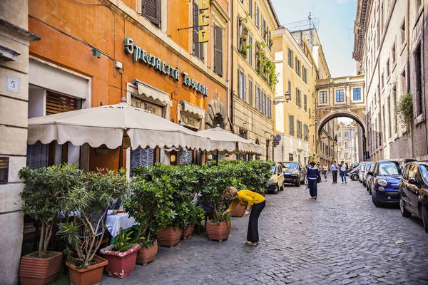 Narrow Street Rome City Outdoor Cafe Flower Pots Umbrellas Rome — Stock Photo, Image