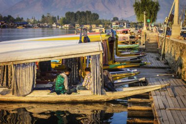 Dal göl günbatımı zaman. Srinagar, Jammu ve Keşmir, Hindistan akşamları Dal gölde su gemilerde Shikara