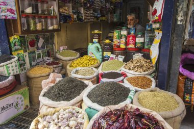 Hint Çarşısı. Baharat, çay ve tahıl üstünde belgili tanımlık sayaç Srinagar, Kaşmir Hint pazarında renkli piramitleri 