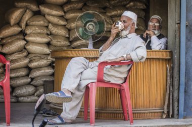 Hint insanlar. Hintli Müslüman adam onun dükkanında rahat poz, Srinagar, Hindistan çay içme