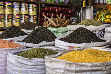 Hint Çarşısı. Baharat, çay ve tahıl üstünde belgili tanımlık sayaç Srinagar, Kaşmir Hint pazarında renkli piramitleri 