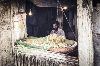 Hintli adam ekmek sokak eski şehir Srinagar, Jammu ve Keşmir, Hindistan mağazasında satış