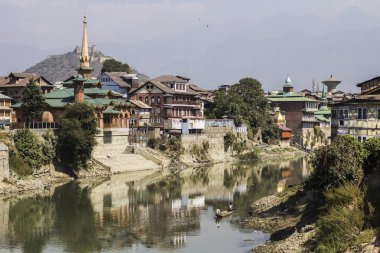 Riverside görüntülemek eski kasaba Srinagar köprüden üzerinden Jhelum nehir, Jammu and Kashmir, Türkiye genelinde