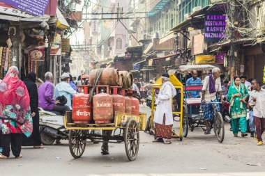 Eski Delhi. İnsanlar ve tarihi alanının kısmında eski Delhi, Hindistan trafik kalabalık Caddesi