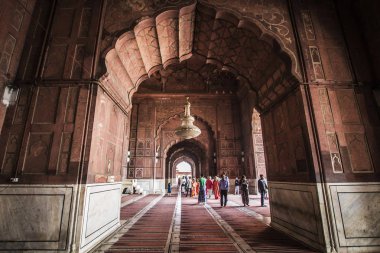 Jama Mescidi Eski Camii, Hindistan en büyük Camisi. İnsanlar kemer koridorlarında Jama Mescidi, eski Delhi, Hindistan ziyaret