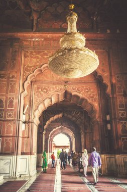 Jama Mescidi Eski Camii, Hindistan en büyük Camisi. İnsanlar kemer koridorlarında Jama Mescidi, eski Delhi, Hindistan ziyaret