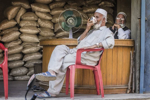 Indiska Folket Indisk Muslimsk Man Hans Butik Dricka Avslappnad Pose — Stockfoto