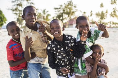 Maymun Zanzibar, Tanzanya'nın sahilde kamera önünde oynayan Afrikalı çocuklar