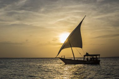 Geleneksel Zanzibar dhow gün batımında. Günbatımı gökyüzü ve denizin Zanzibar, Tanzanya, dhow