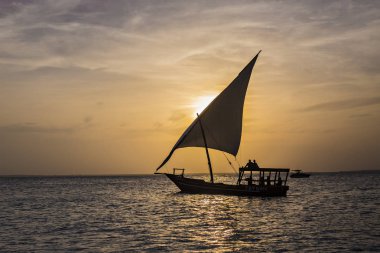 Geleneksel Zanzibar dhow gün batımında. Günbatımı gökyüzü ve denizin Zanzibar, Tanzanya, dhow
