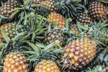 Olgun sulu sarı ananas arka plan. Ananas kazık piyasada, Tanzanya