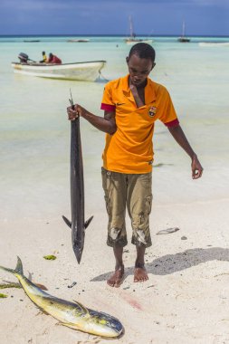 Sahilde büyük balık Zanzibar kamera önünde elinde tutan Afrika balıkçı. Fisherman's gün, Tanzanya catch