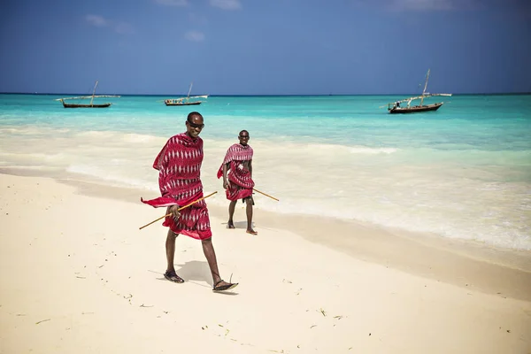 Dois Amigos Masai Vestidos Com Roupas Tradicionais Andando Longo Praia — Fotografia de Stock