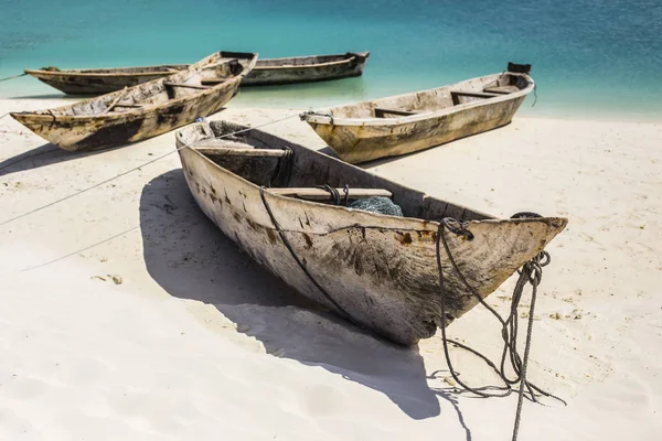 Güzel Zanzibar Sahil şeridi. Mavi su arka plan, Zanzibar, Tanzanya ile kum plajındaki ahşap balıkçı tekneleri