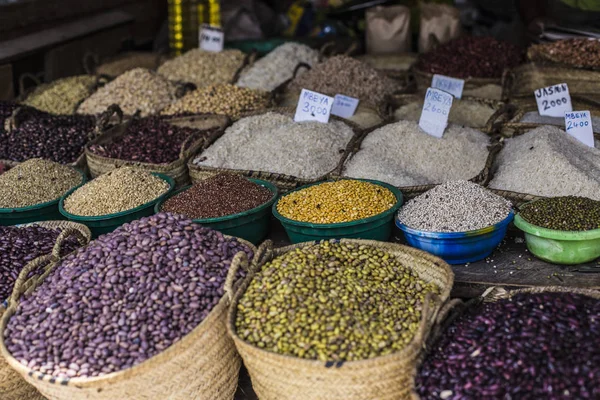 Çeşitli pirinç ve fasulye Stone Town, Zanzibar içinde belgili tanımlık çarşı. Farklı türde fasulye ve tahıllar olan Afrika pazarına sayaç. Swahili kelime çeviri: pirinç. Zanzibar, Tanzanya