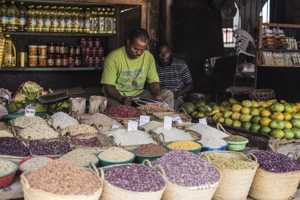 Çeşitli pirinç ve fasulye Stone Town, Zanzibar içinde belgili tanımlık çarşı. Farklı türde fasulye ve tahıllar olan Afrika pazarına sayaç. Swahili çeviri: pirinç. 