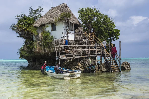 Famoso Restaurante Rock Construido Acantilado Mar Zanzíbar Tanzania —  Fotos de Stock