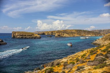 Yatlar Comino Blue Lagoon, bay Comino, Malta, Turkuaz su ile
