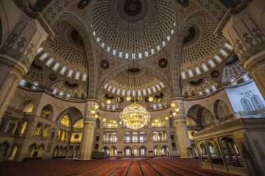 Zengin iç Kocatepe Camii, Ankara, Türkiye'de en büyük Mescidi