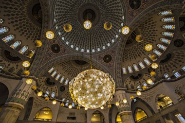 Zengin iç Kocatepe Camii, Ankara, Türkiye'de en büyük Mescidi