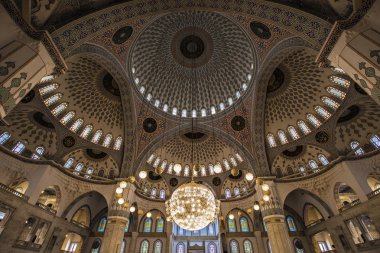 Zengin iç Kocatepe Camii, Ankara, Türkiye'de en büyük Mescidi