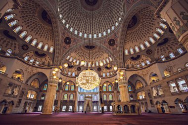 Zengin iç Kocatepe Camii, Ankara, Türkiye'de en büyük Mescidi