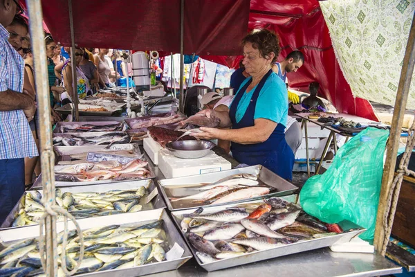Targ Rybny Marsaxlokk Osoby Sprzedaży Świeżych Ryb Targu Rybnym Marsaxlokk — Zdjęcie stockowe