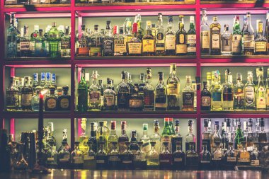  Sayaç şişe alkol birinde Kiev barlar, Ukrayna ile bir sürü Bar