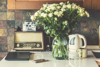 Güzel mutfak beyaz gül buketi. Vintage Radyo ve mutfak gereçleri ve arka plan üzerinde. Vintage filtre fotoğraf,