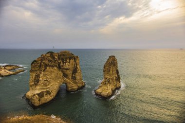 Günbatımı, Lübnan sırasında Güney Beyrut'ta ünlü Güvercin Kayaları (Raouche Rocks)