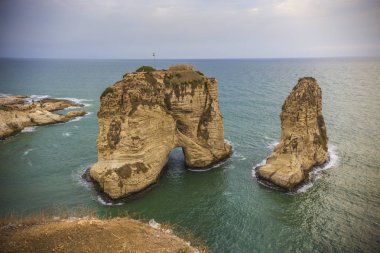 Günbatımı, Lübnan sırasında Güney Beyrut'ta ünlü Güvercin Kayaları (Raouche Rocks)