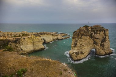 Günbatımı, Lübnan sırasında Güney Beyrut'ta ünlü Güvercin Kayaları (Raouche Rocks)
