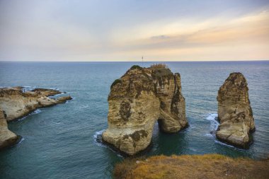Günbatımı, Lübnan sırasında Güney Beyrut'ta ünlü Güvercin Kayaları (Raouche Rocks)