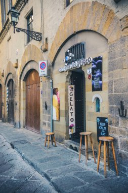 Giriş içine dondurma dükkanı Floransa, İtalya. İtalyan gelateria, geleneksel İtalyan dondurma