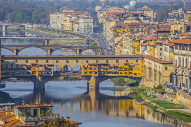 Florence, eski taş köprü, Michelangelo Meydanı, İtalya'da çekilmiş fotoğrafı Ponte Vecchio Köprüsü'nün havadan görünümü