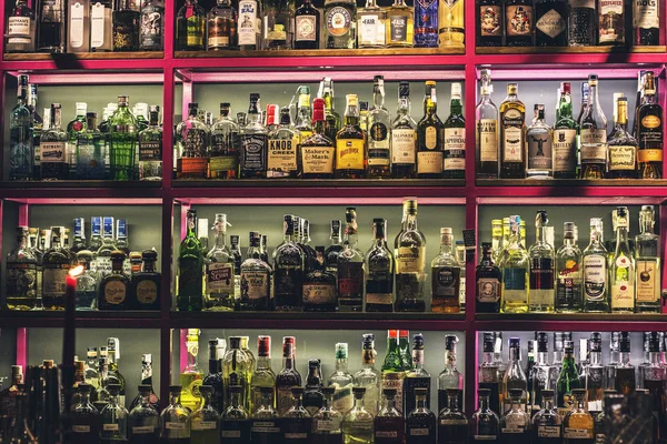  Sayaç şişe alkol birinde Kiev barlar, Ukrayna ile bir sürü Bar