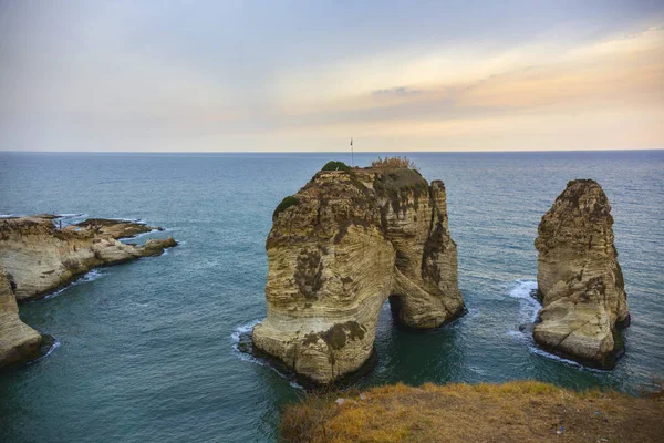 Günbatımı, Lübnan sırasında Güney Beyrut'ta ünlü Güvercin Kayaları (Raouche Rocks)