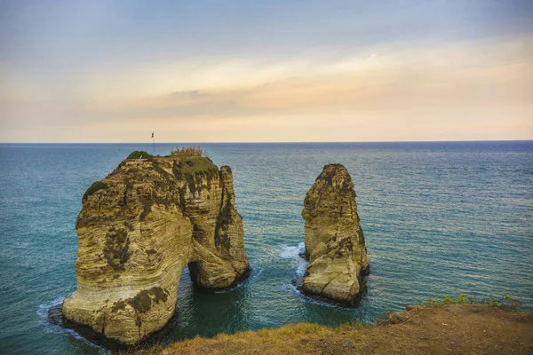 Günbatımı, Lübnan sırasında Güney Beyrut'ta ünlü Güvercin Kayaları (Raouche Rocks)