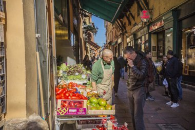 Açık yaş sebze ve meyve eski Bologna şehir oyala. Bologna, İtalya'da sebze seçme İtalyan adam