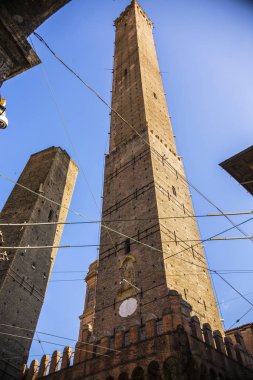 Görünüm Bologna Tower Asinelli tarihsel Street şehirde eski Bologna, İtalya
