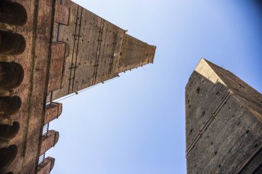 Görünüm Bologna Tower Asinelli tarihsel Street şehirde eski Bologna, İtalya