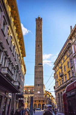 Görünüm Bologna Tower Asinelli tarihsel Street şehirde eski Bologna, İtalya