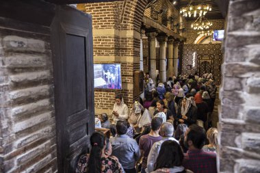 Koptik Ortodoks Kilisesi eski Kahire bölgesinde. İnsanlar kilisede akşam dua eden, Cairo, Mısır