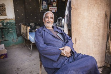 Mısır adamın portresi. Mısır Kahire, Mısır'daki evinin yakınında oturan ihtiyar