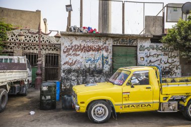 Cairo, Mısır - Nisan 2018: Eski arabalar sokakta eski Kahire, Mısır